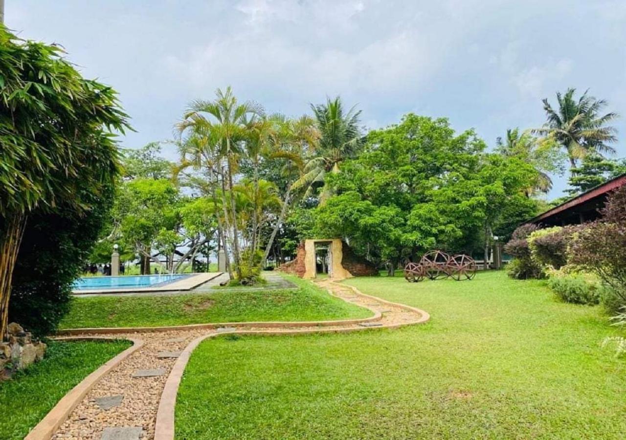 Dampe Resort Piliyandala Extérieur photo